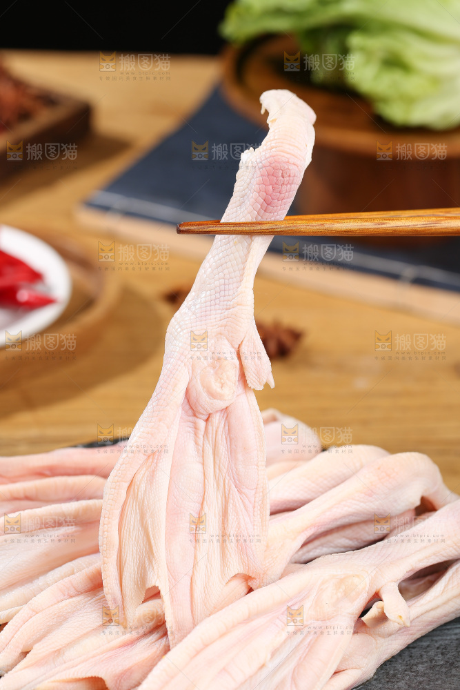 深底上的新鲜鸭掌