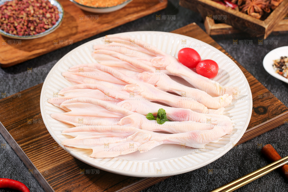 深底上的新鲜鸭掌