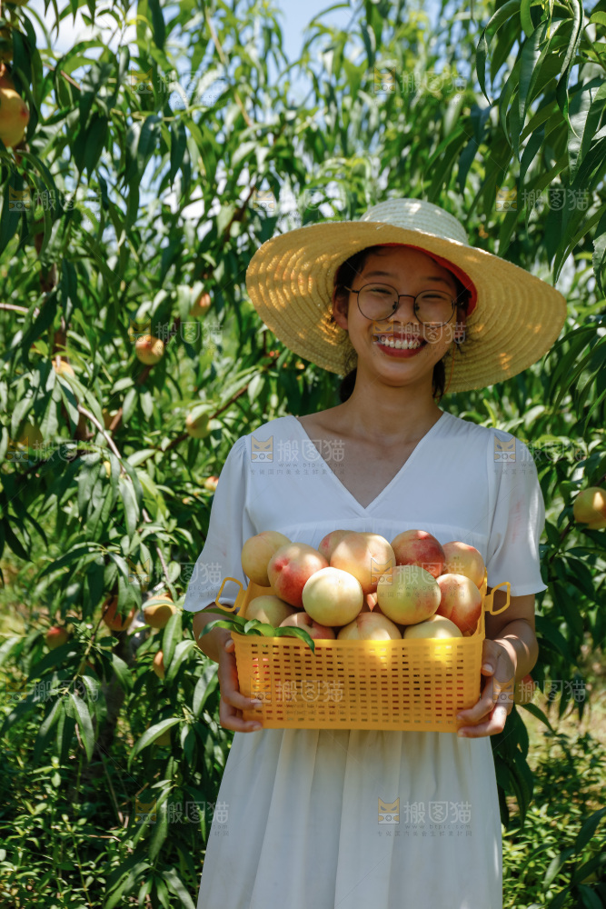 手里拿着现摘水蜜桃