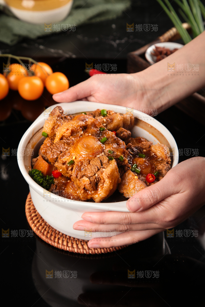深底上的辣炖牛尾