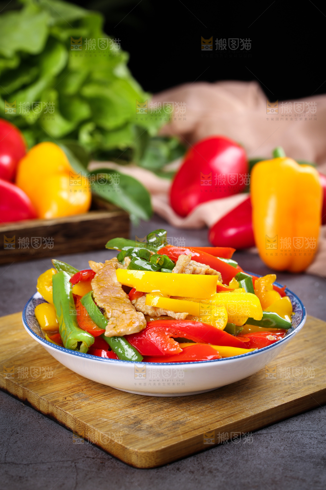 深底上的彩椒炒肉