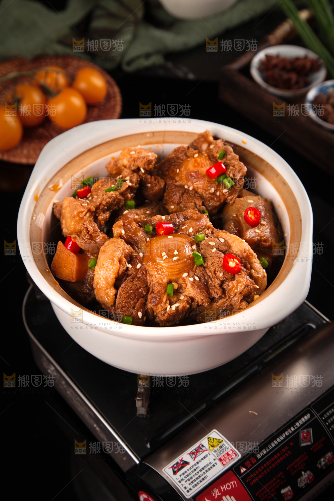 深底上的辣炖牛尾