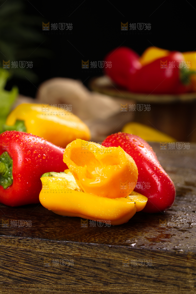 深底上的水果彩椒