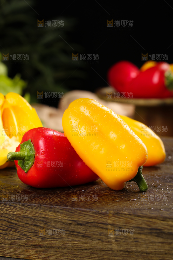 深底上的水果彩椒