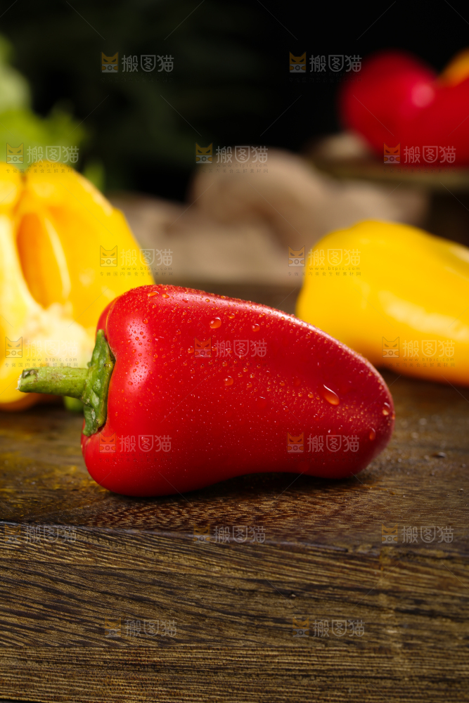 深底上的水果彩椒
