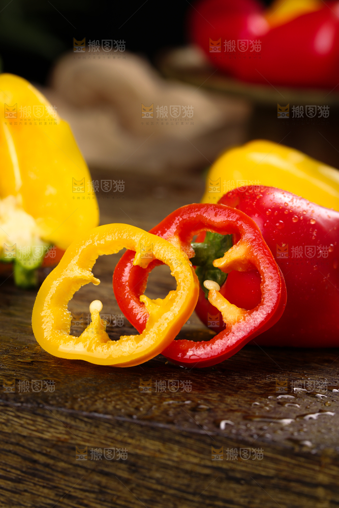 深底上的水果彩椒