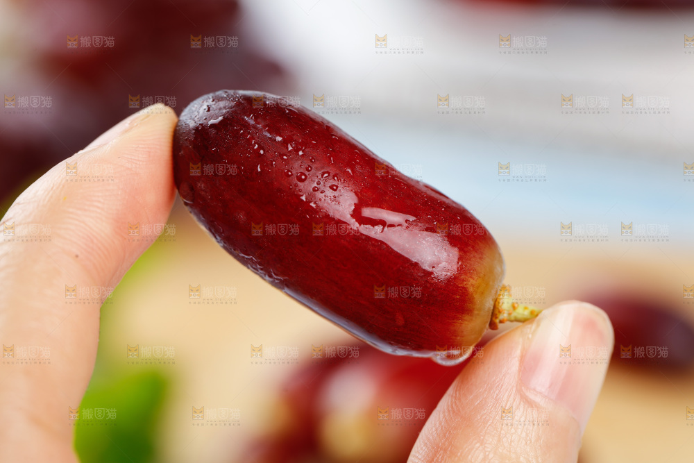 浅底上的金手指葡萄