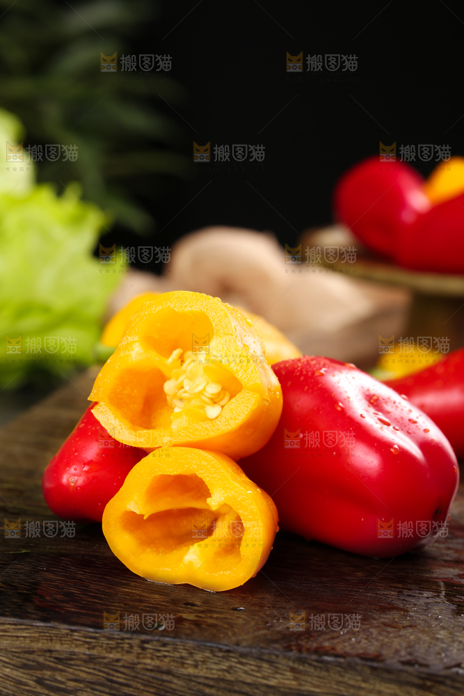深底上的水果彩椒