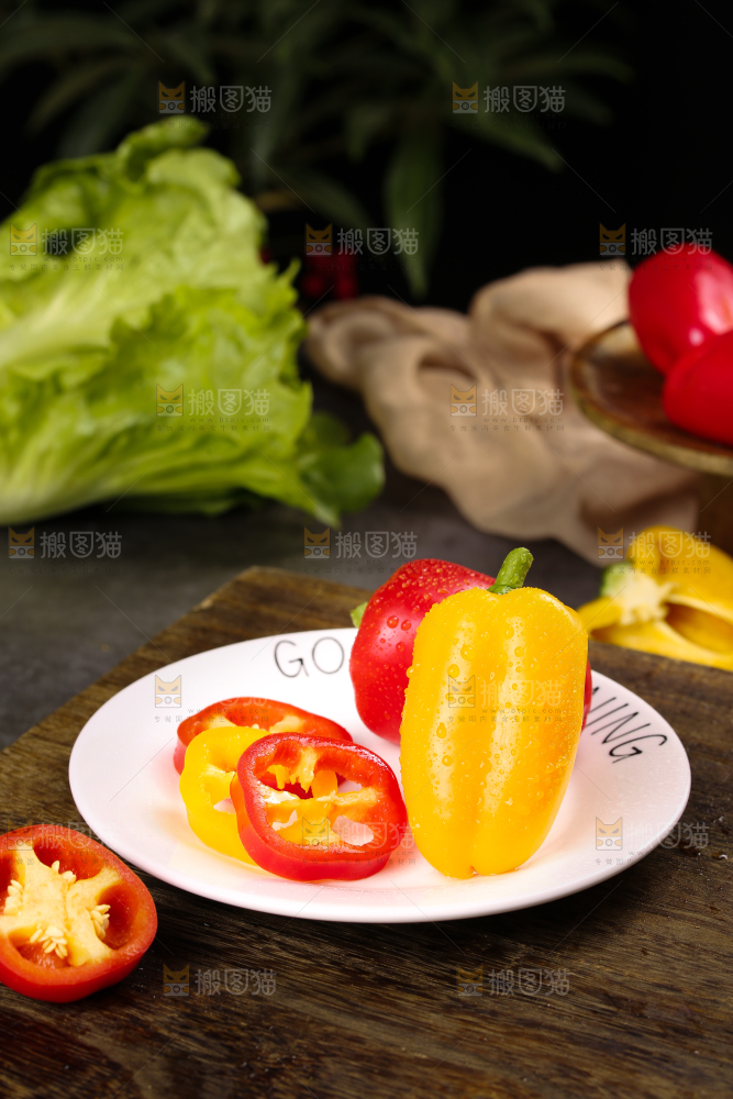 深底上的水果彩椒