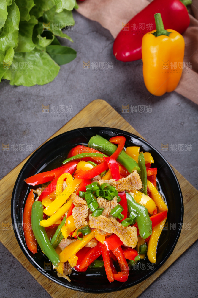 深底上的彩椒炒肉