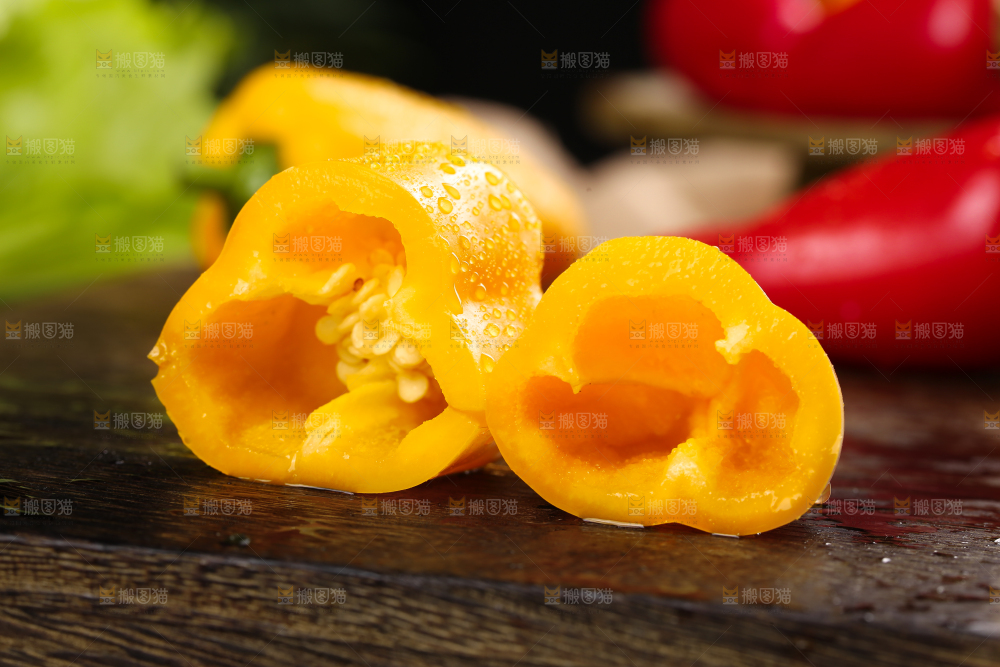 深底上的水果彩椒