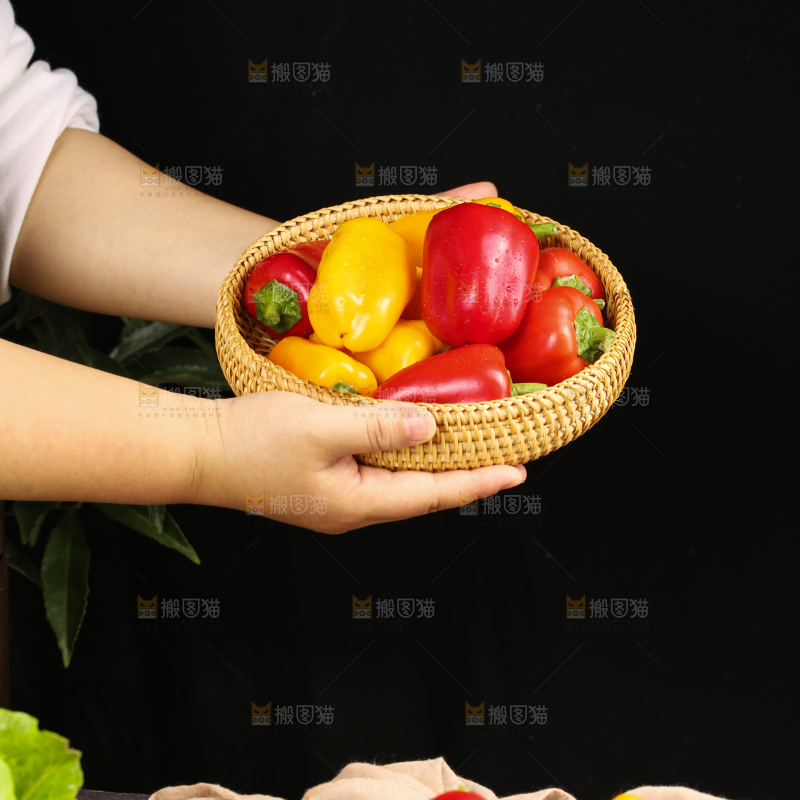 深底上的水果彩椒