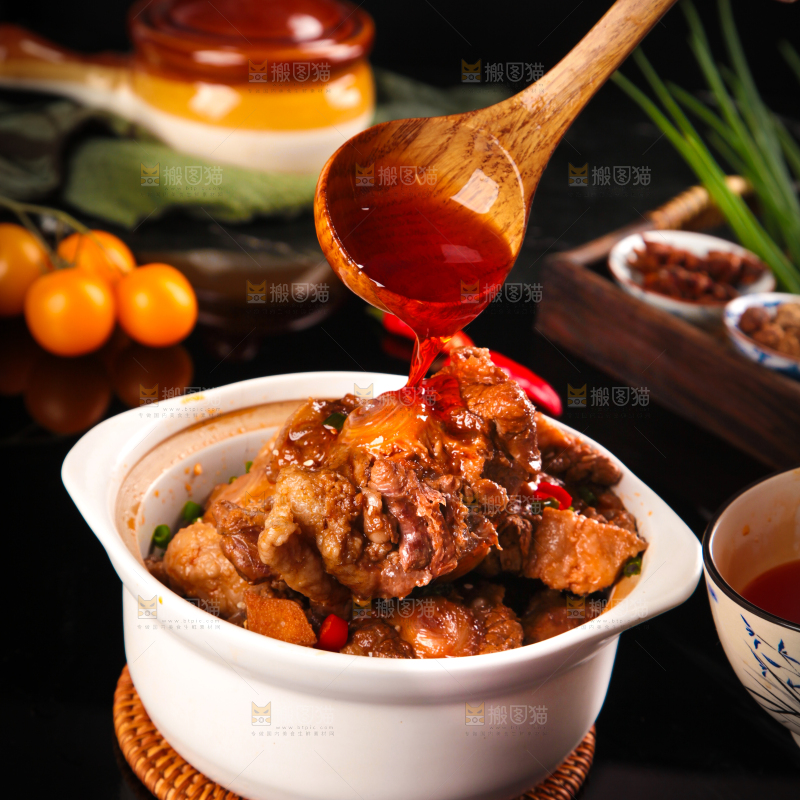 深底上的辣炖牛尾