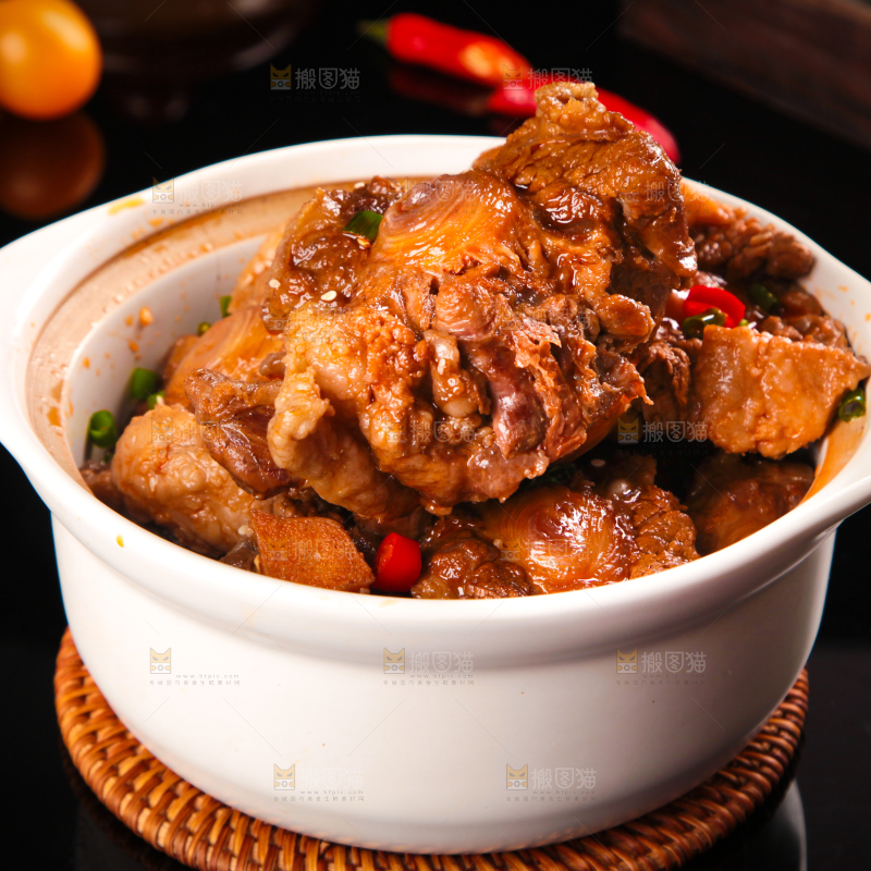 深底上的辣炖牛尾