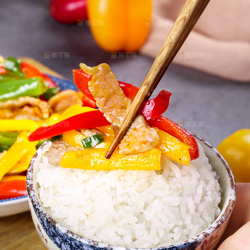深底上的彩椒炒肉