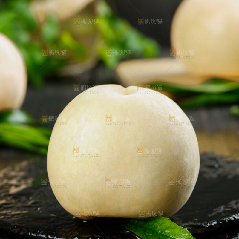 深底上的奶油白桃