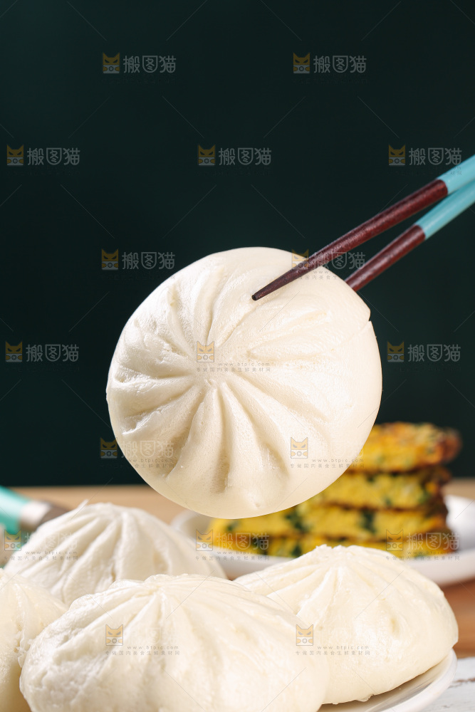 木底上的酱肉包子