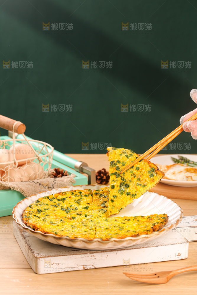 盘子里的葱煎蛋