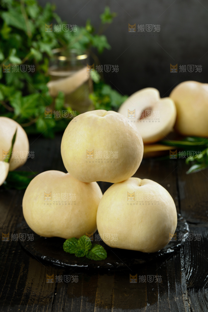 深底上的奶油白桃