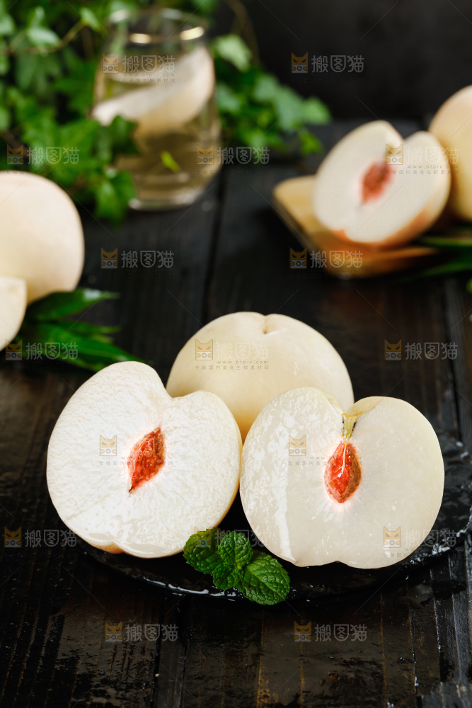 深底上的奶油白桃