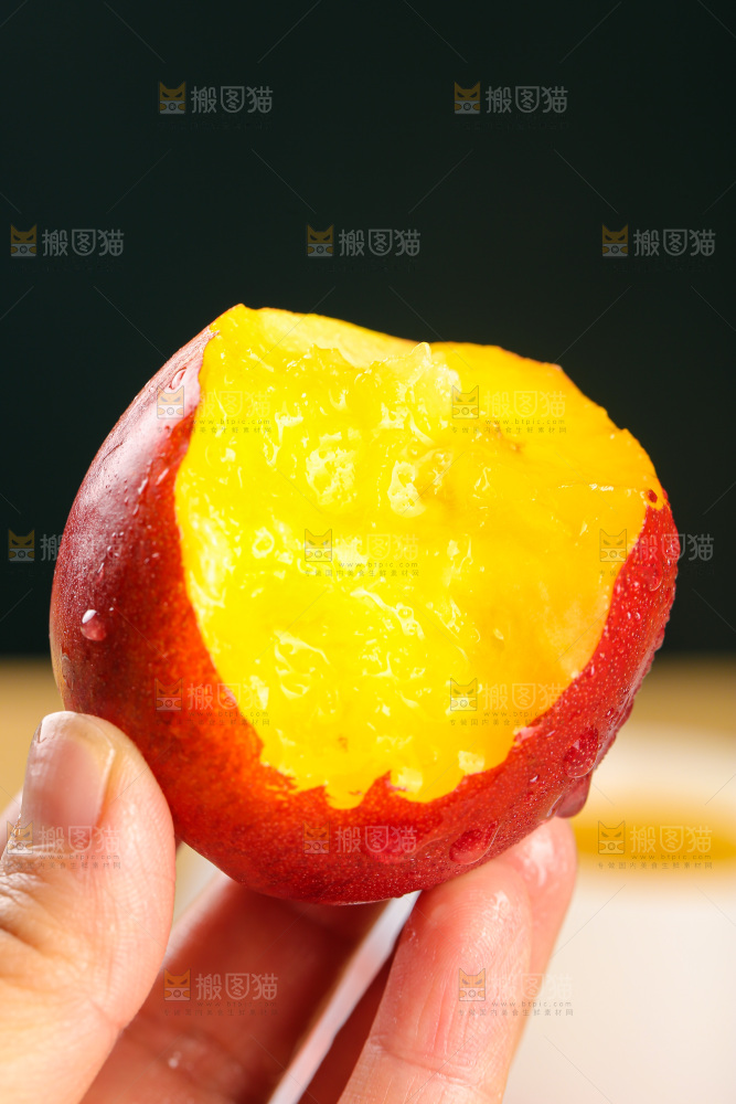 木底上的黄心油桃