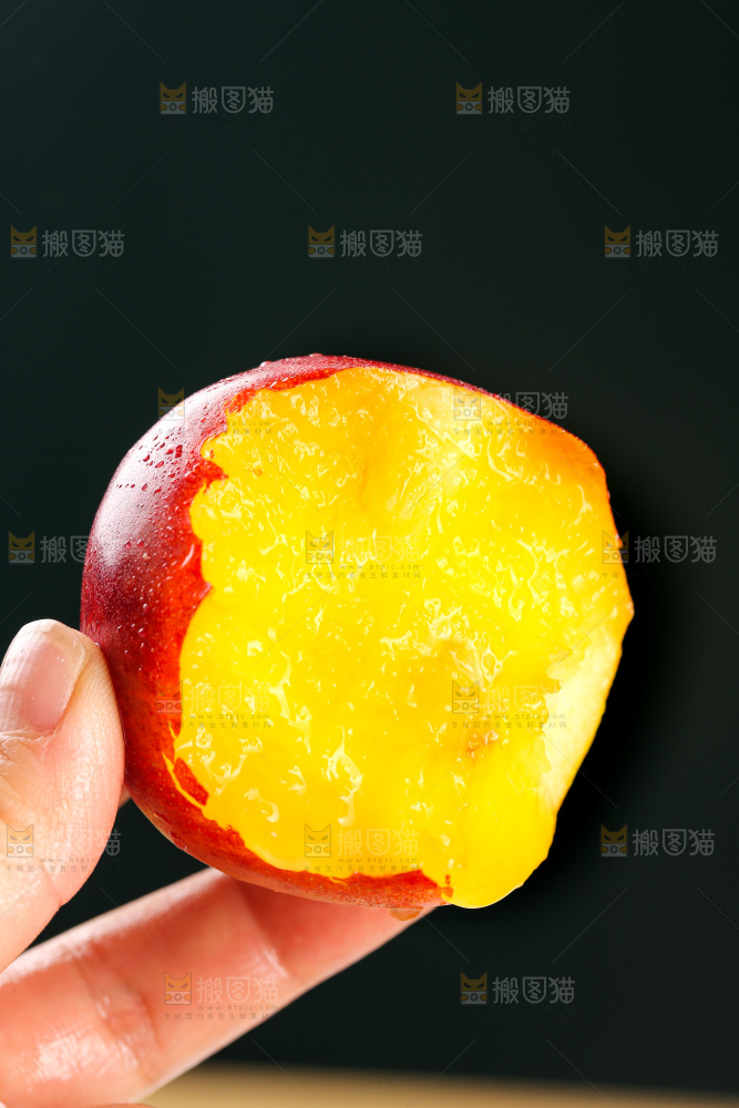 木底上的黄心油桃