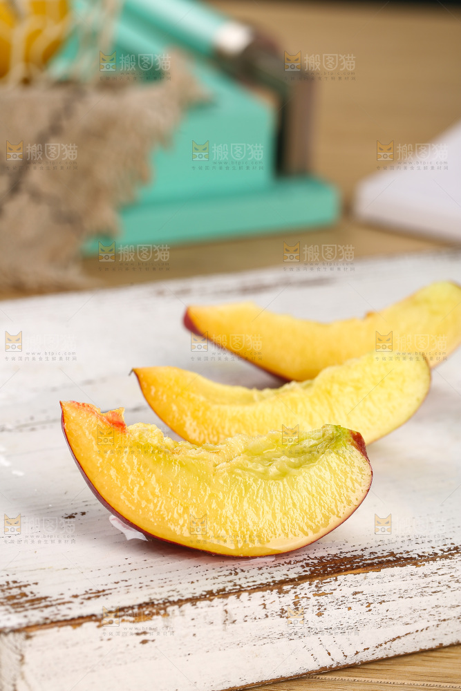 木底上的黄心油桃
