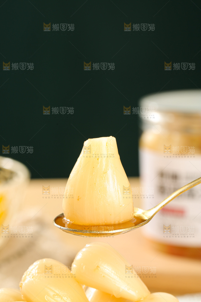 深底上的酸甜藠头