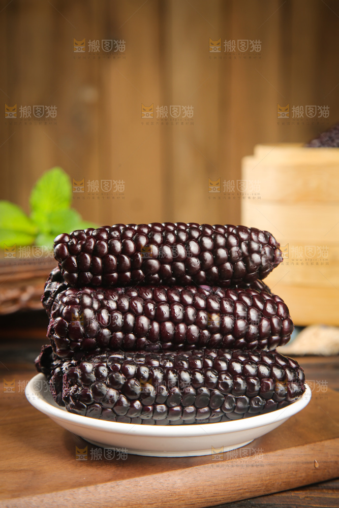 木底上的黑糯拇指玉米