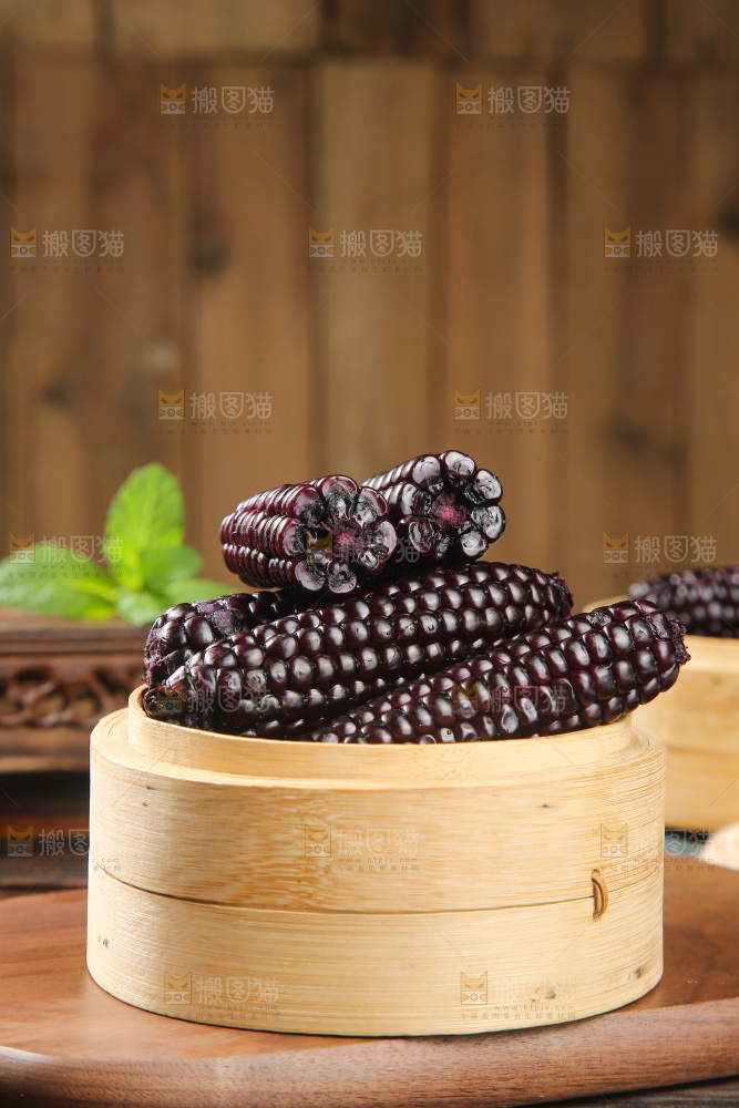 木底上的黑糯拇指玉米