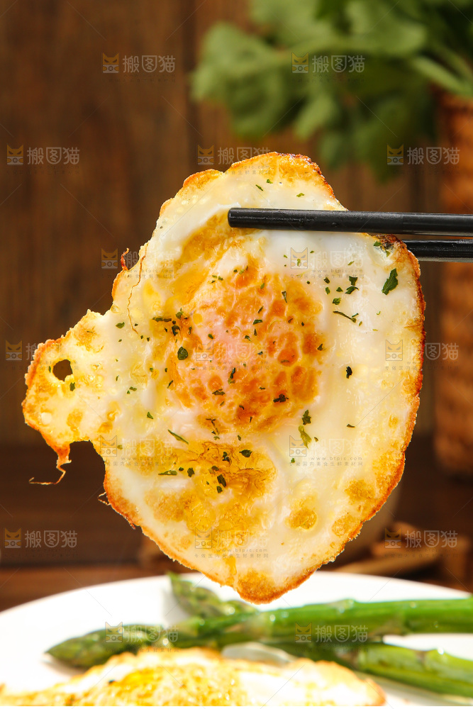 盘子里的煎蛋