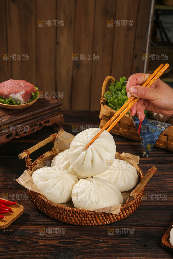 深底上的酱肉包子