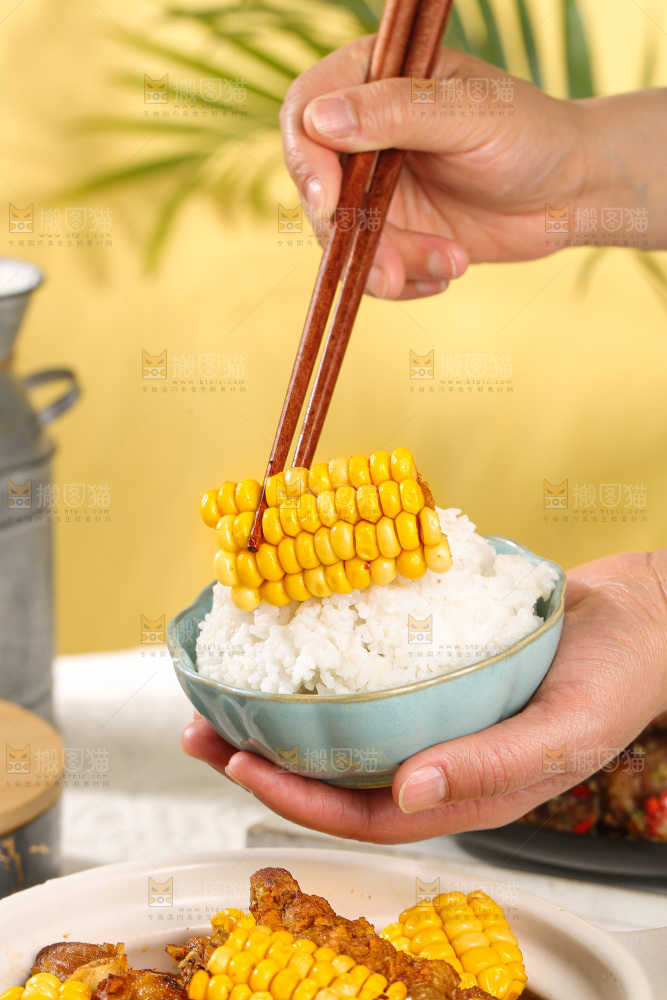 浅底上的排骨玉米