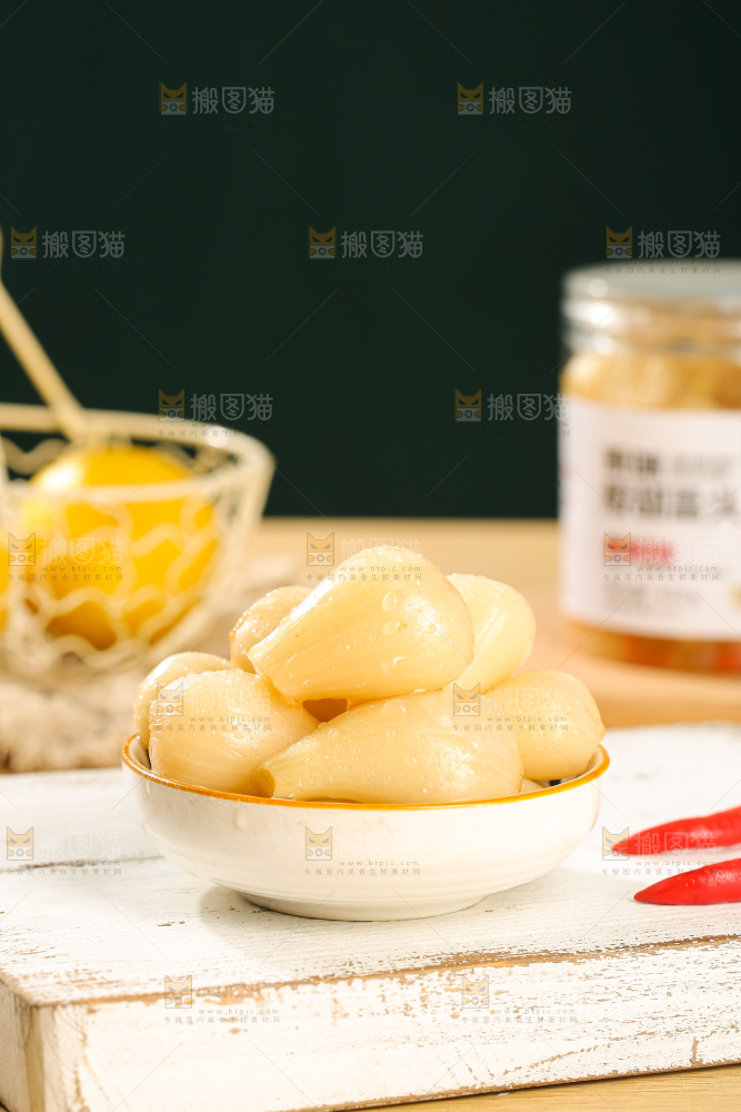 深底上的酸甜藠头