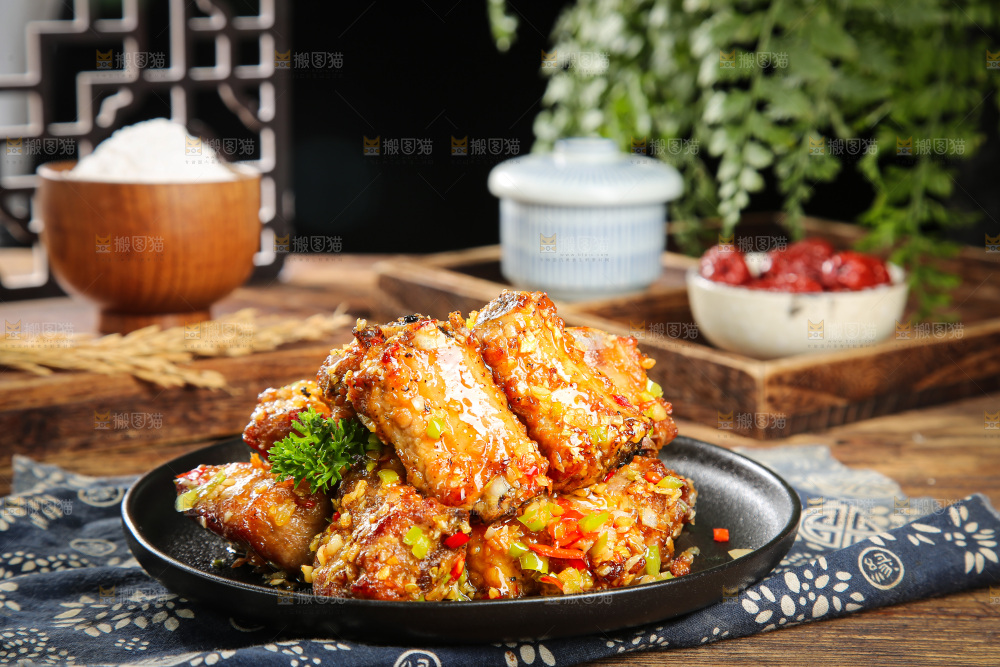 盘子里的蒜香排骨