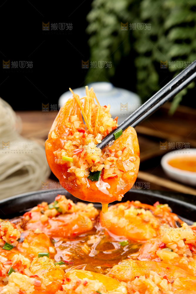木底上的蒜蓉虾