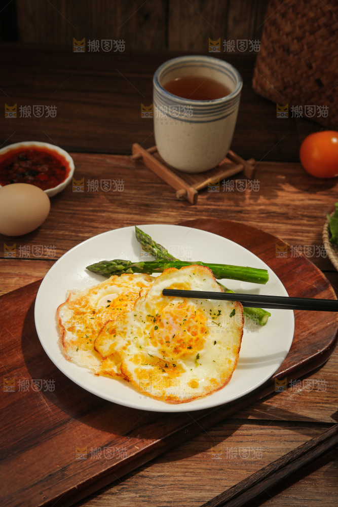 盘子里的煎蛋