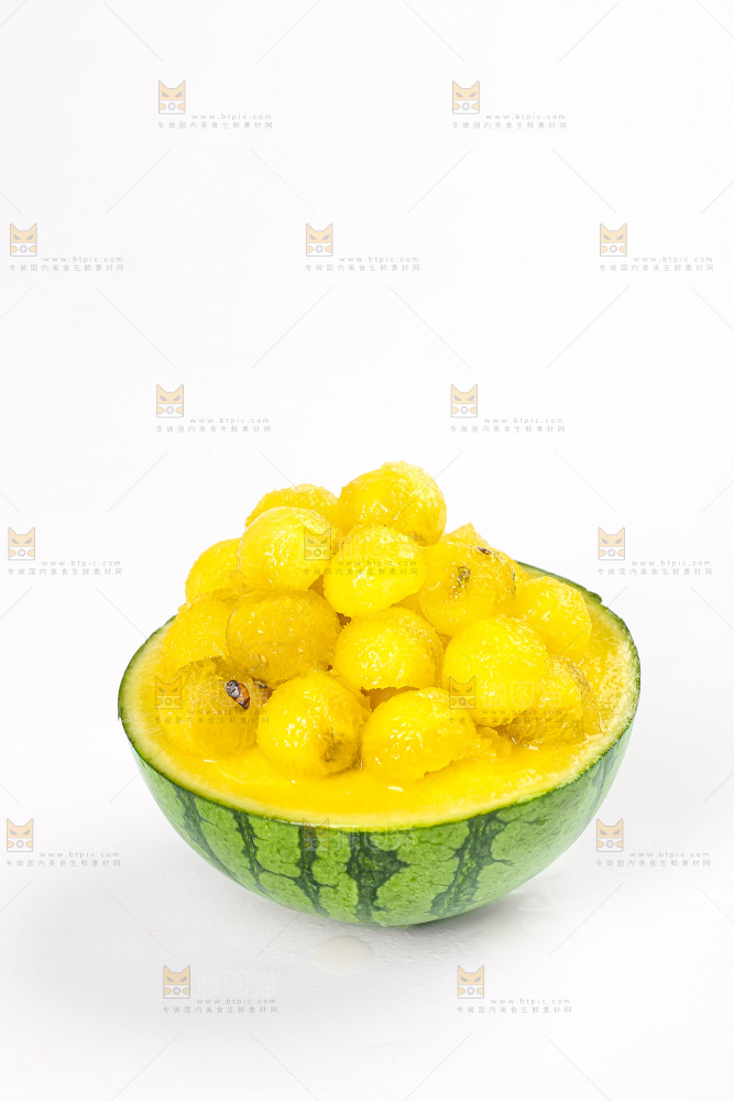 白底上的黄瓤西瓜