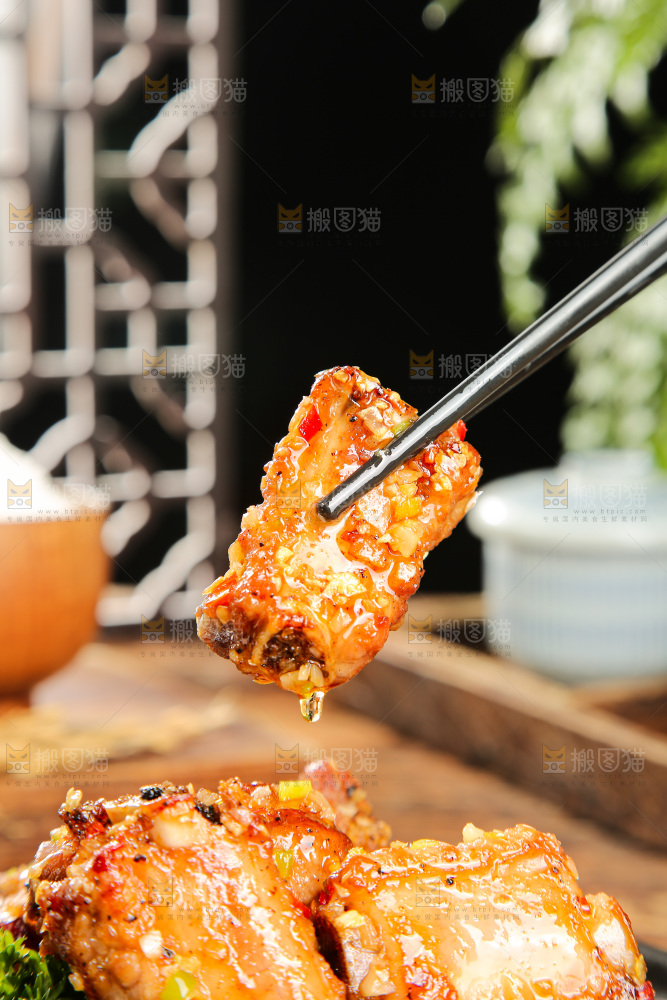 盘子里的蒜香排骨