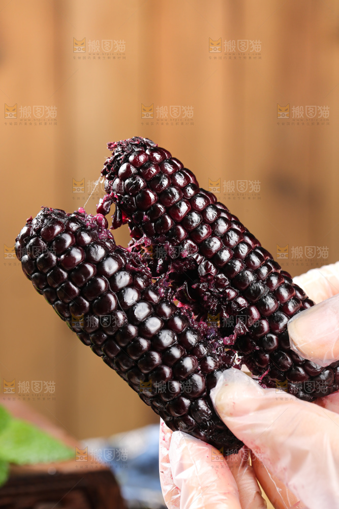 木底上的黑糯拇指玉米