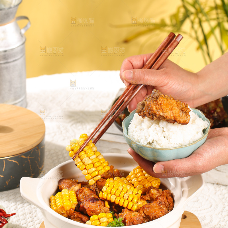 浅底上的排骨玉米