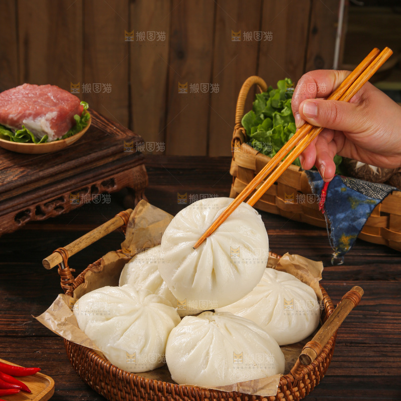 深底上的酱肉包子