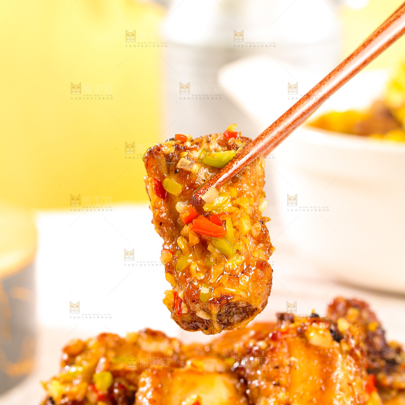 盘子里的蒜香排骨