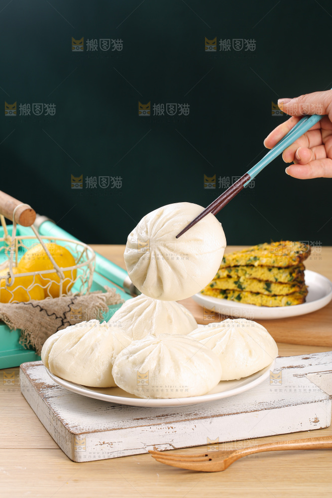 木底上的酱肉包子