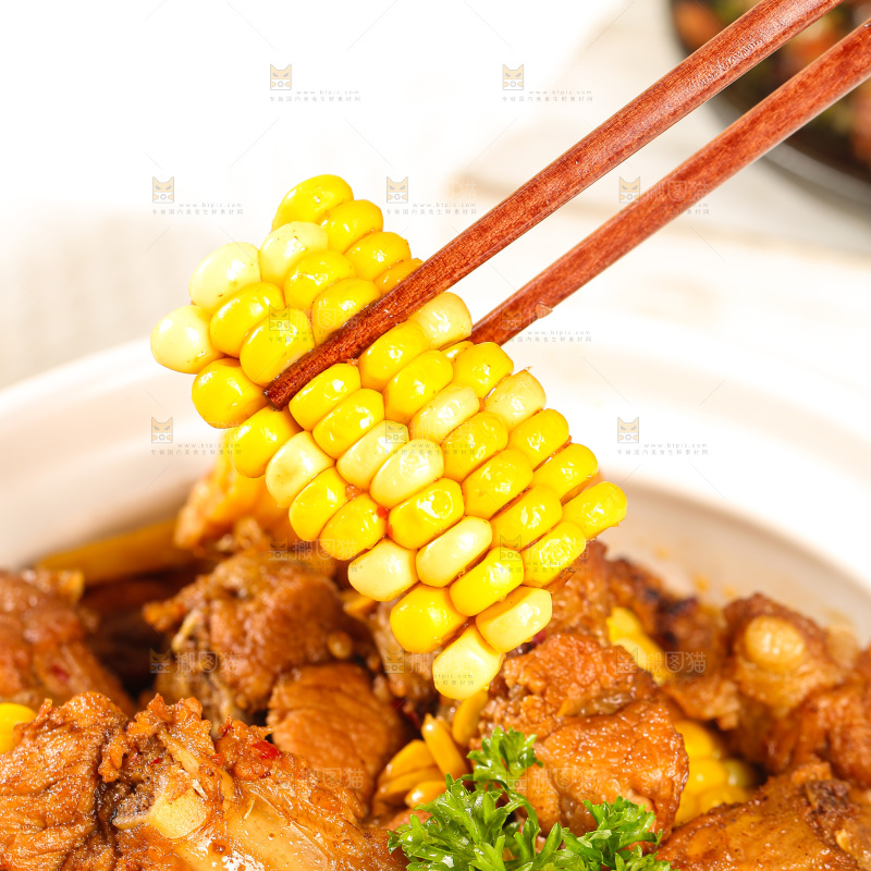 浅底上的排骨玉米