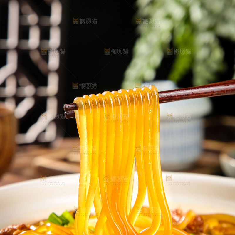 碗里的猪肉炖粉条