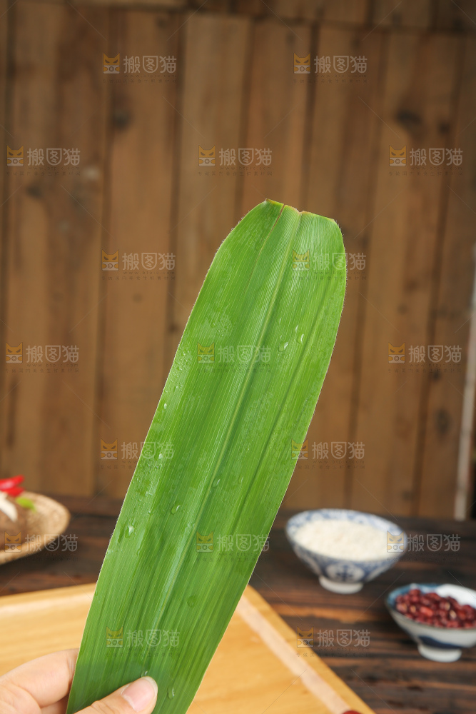 深底上的新鲜粽叶