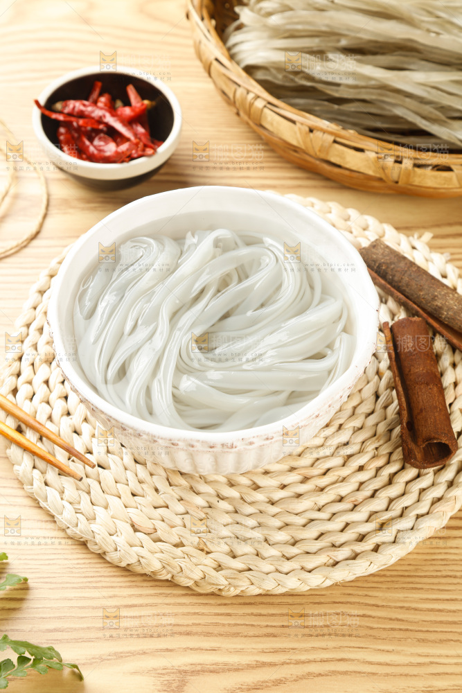 浅底上的手工红薯粉