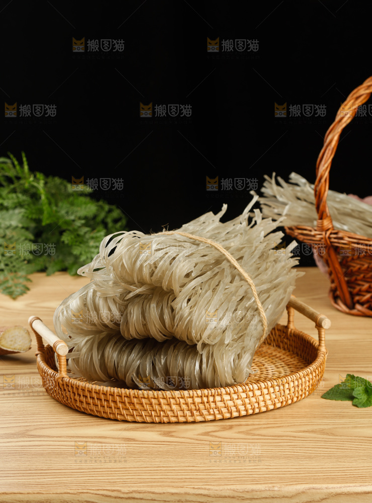 浅底上的手工红薯粉