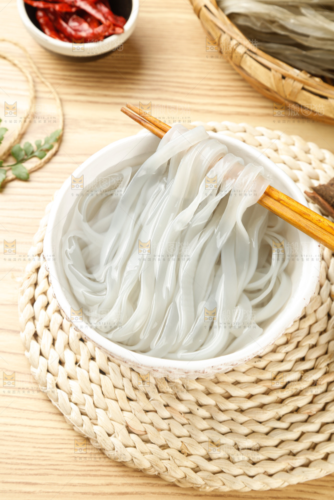 浅底上的手工红薯粉